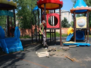 В Шаховской заменят старую детскую площадку на новую