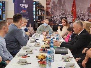 Во Фрязине участники СВО откровенно поговорили с представителями местной власти