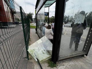 В Лосино-Петровском отремонтируют испорченную вандалами автобусную остановку