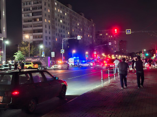 В Дзержинском столкнулись каршеринг и мотоцикл, пострадавших увезли в больницу