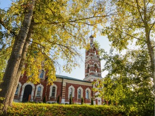 Вечернюю экскурсию по мемориальному парку близ Успенской церкви организует музей Бронниц