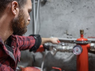 В Балашихе коммунальщики вместо сварки труб устранили течь хомутами
