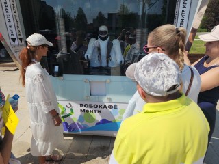 В Парке Победы Орехово-Зуева  кофе и другие напитки посетителям готовит робот