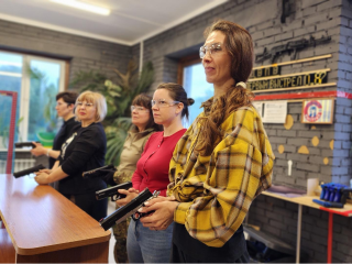 Жены ветеранов боевых действий попробовали себя в стрельбе из пневматики