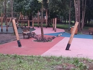 Видеокамеры засняли, как подростки ломают гамак и навес в краснознаменском парке