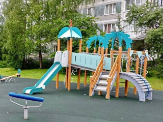 Подмосковные коммунальщики за месяц отремонтировали почти 100 горок на детских площадках