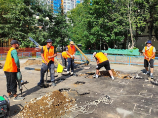 В Красногорске устанавливают новую детскую площадку с игровой зоной для самых маленьких