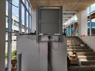 В переходе между корпусами школы №1 в Королеве для удобства учеников монтируют подъемник