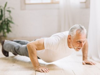 Тренер назвал упражнения, которые вредны мужчинам после 60 лет