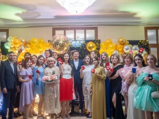 Золотые и серебряные медали получили 29 дзержинских выпускников на балу в Люберцах