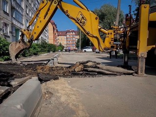 Детскую площадку, дорожки и парковки обустраивают во дворе на Кожурновской улице