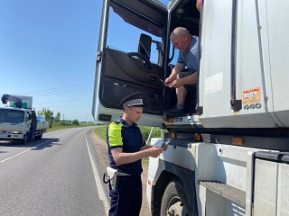 Автоинспекторы взяли большегрузы под контроль в Лотошине