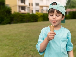 Можно ли лечить горло холодом: педиатр раскрывает секреты мороженого в жару