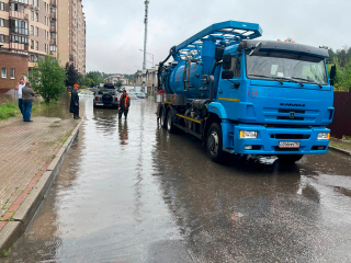 На улицах Королева откачивают воду после проливного дождя