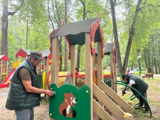 Детская площадка в парке Лотошина засияла чистотой