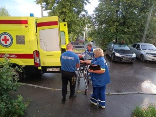 Спасатели помогли врачам перенести в машину скорой помощи пенсионерку с переломом в Кашире