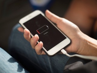 Эксперт порекомендовал не заряжать телефон днем из-за жары