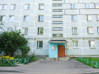 В многоквартирном доме в Седьмом квартале отремонтируют входную дверь подъезда