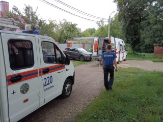 Спасатели помогли медикам перенести в машину скорой помощи больного пенсионера из Каширы