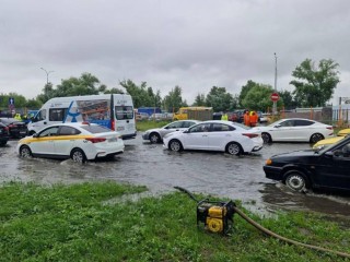 В Подмосковье расчищают затопленные дороги
