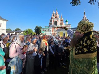 Десятки верующих собрал крестный ход в Саввино-Сторожевском монастыре