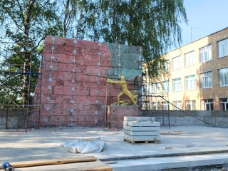 Новую плитку начали укладывать у мемориала в Щелкове