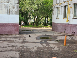 В Королеве убрали торчащую арматуру во дворе дома на улице Грабина