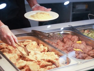 Хлопья с молоком и шницель появились в школьном меню в Подмосковье