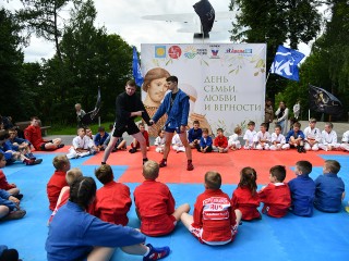 В Центральном парке Истры провели массовую тренировку по самбо