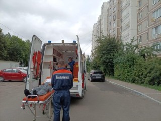 Спасатели перенесли тяжелобольного пенсионера в машину скорой помощи в Кашире