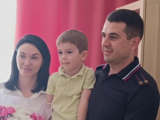 Семью полицейских в Лобне поздравили коллеги с Днем любви и верности