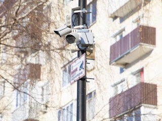 В Балашихе подростки сломали дверь подъезда и попали на камеру