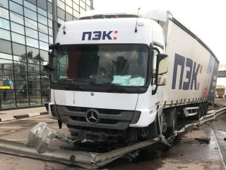 Спасатели ликвидировали последствия ДТП с грузовиком на Ленинградском шоссе