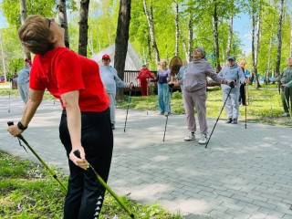 Вдох  — глубокий, руки  — шире: каширяне «прокачают» легкие в парке