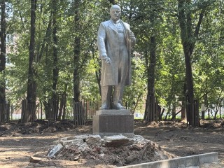 Памятнику Ленину в сквере на Крупешина подарят новый постамент