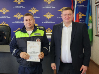 Луховицким автоинспекторам в честь праздника вручили грамоты и подарили торт