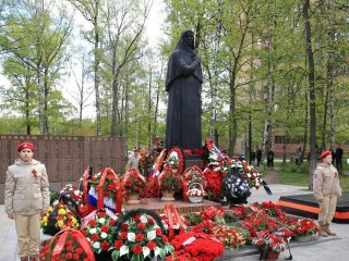 Долгопрудненцы почтили память ветеранов боевых действий у мемориала «Скорбящая мать»
