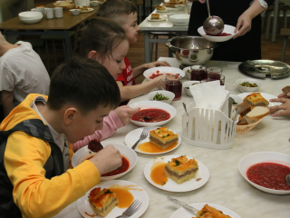 В меню дзержинских школьников с 1 сентября появятся хлопья с молоком и круассаны