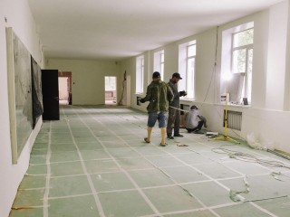 Власти Пушкино проверили ход ремонта ДК «Импульс» в Челюскинском