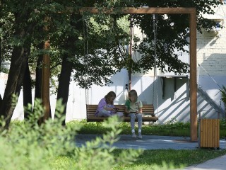 Жителям Долгопрудного объяснили, куда пропали качели в парке на Набережной улице