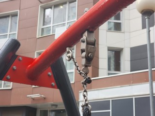 Детскую площадку со скрипучими качелями восстановили в Дедовске