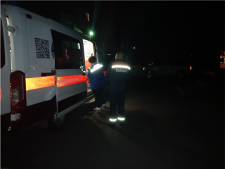 В Кашире спасатели помогли медикам транспортировать пенсионерку