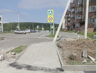 На улице Генерала Белобородова подошло к концу обустройство нового тротуара