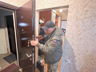 Ветераны СВО из Мытищ заменили в квартире вдовы бойца сломанный дверной замок