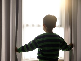 Родителей Подмосковья призвали обеспечить безопасность детей у окон
