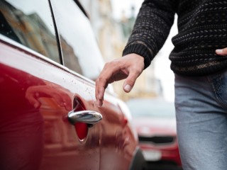 Хулиганы, пытавшиеся вскрыть чужое авто, попали на камеру в Клину
