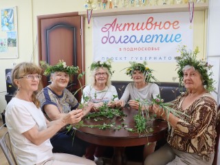 Видновчанок научили плести венки из луговых цветов