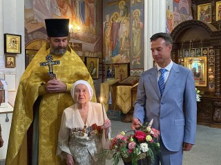 Сотню белых шаров запустили в небо в честь 103-летия прихожанки храма в Мытищах
