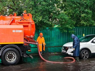 «Оперативность и слаженная работа»: как коммунальщики устраняют последствия ливней в Подмосковье