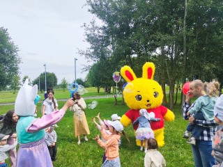 Игры с мячом, парковый квест и танцы с мыльными пузырями устроят на «Бронницком лугу»